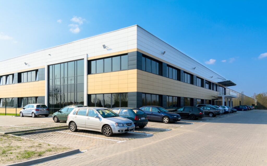 Hala przemysłowa z zewnątrz