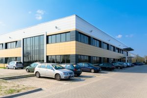 Hala przemysłowa z zewnątrz